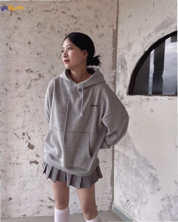 Con gái mặc hoodie theo phong cách giấu quần