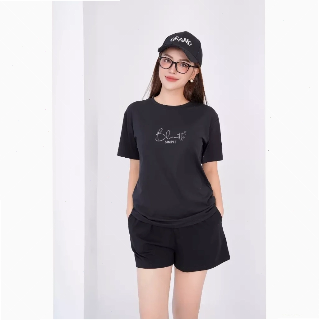 con gái mặc phụ kiện độc quyền