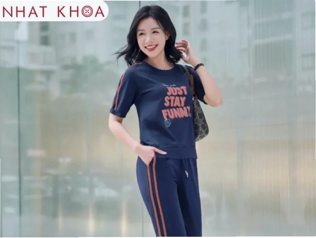 Phong cách dạo phố Con gái mặc quần áo thể thao ngoài trời