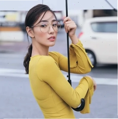 Bài tập squat Con gái mặc quần áo thể thao tập squat