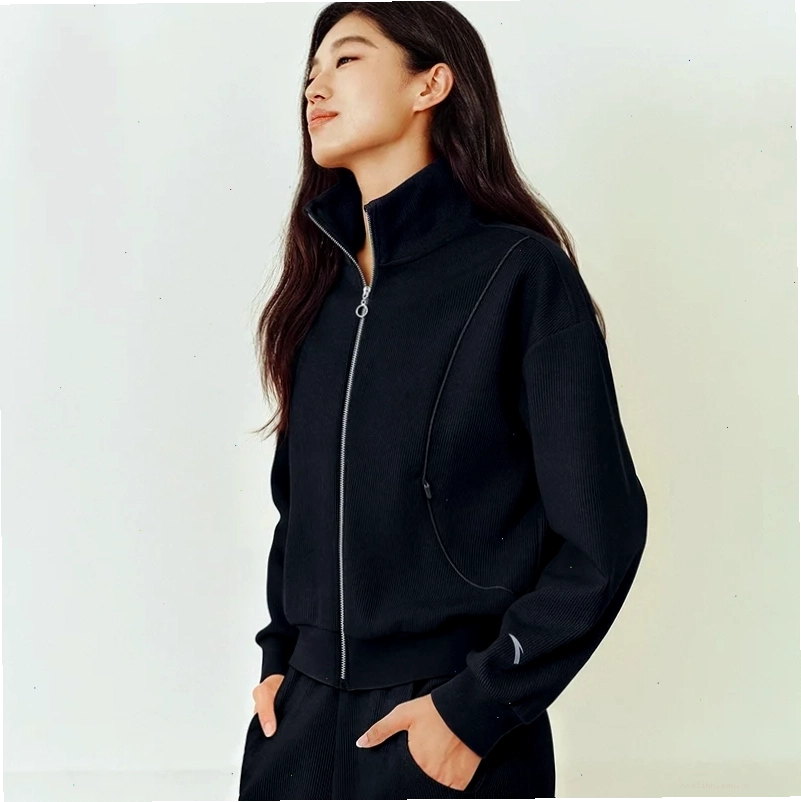 Outfit trên sân bóng Con gái mặc quần áo thể thao trên sân bóng