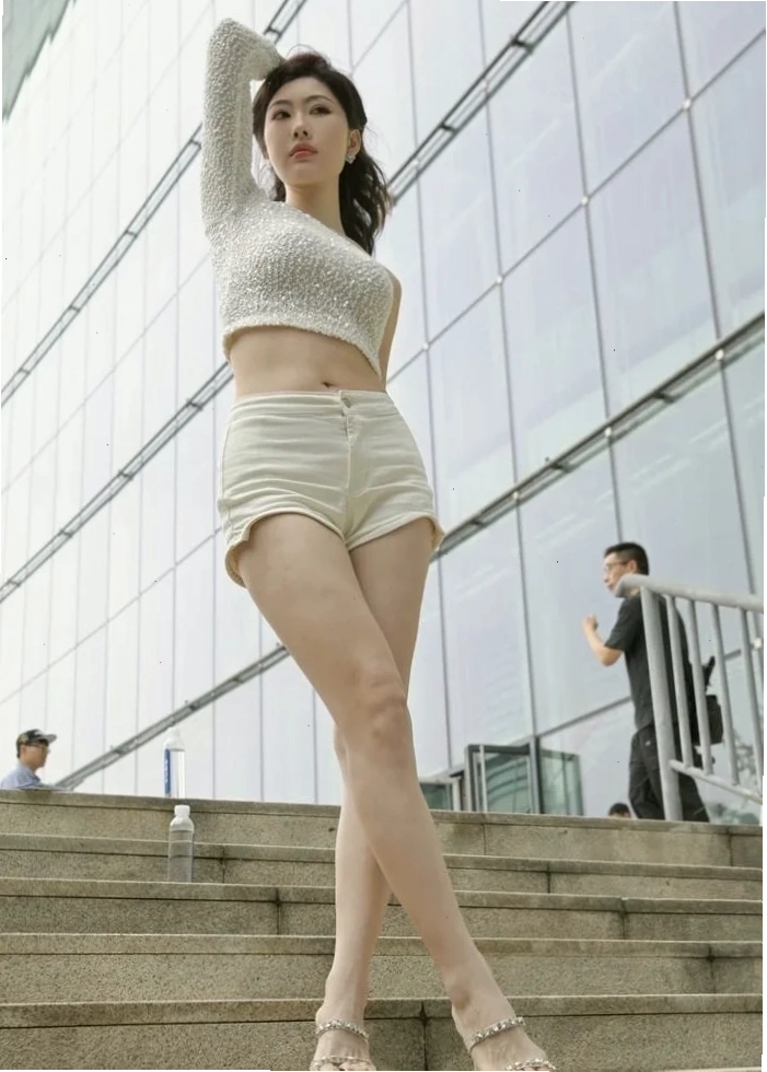 con gái mặc quần bò ngắn cùng sơ mi