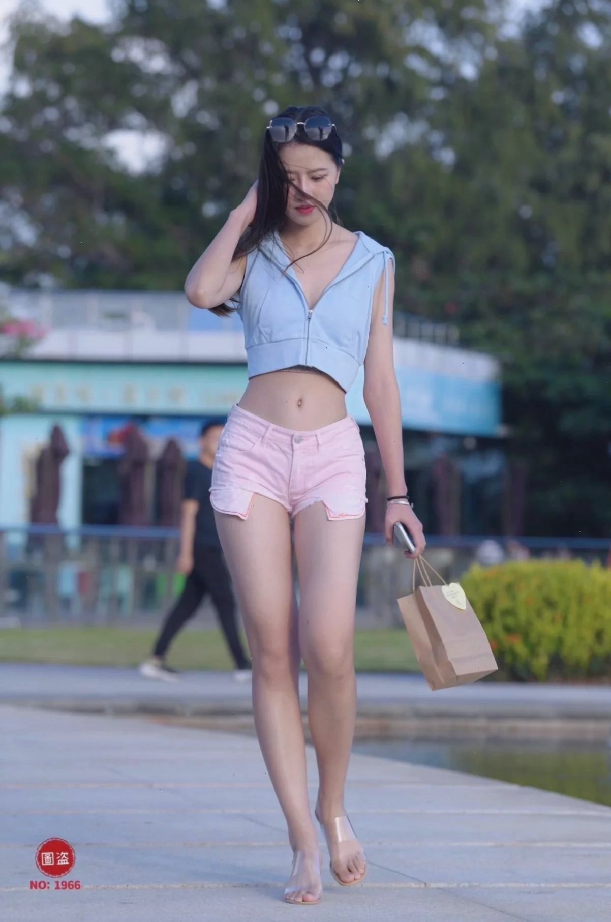 con gái mặc quần bò ngắn dạo phố
