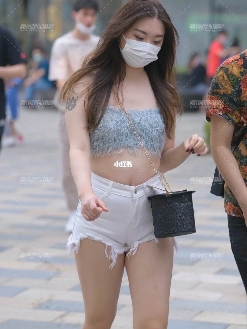 con gái mặc quần bò ngắn lưng cao