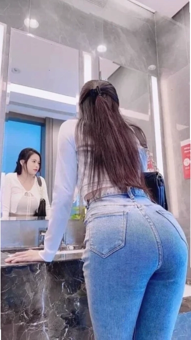 con gái mặc quần bò ngắn mùa thu