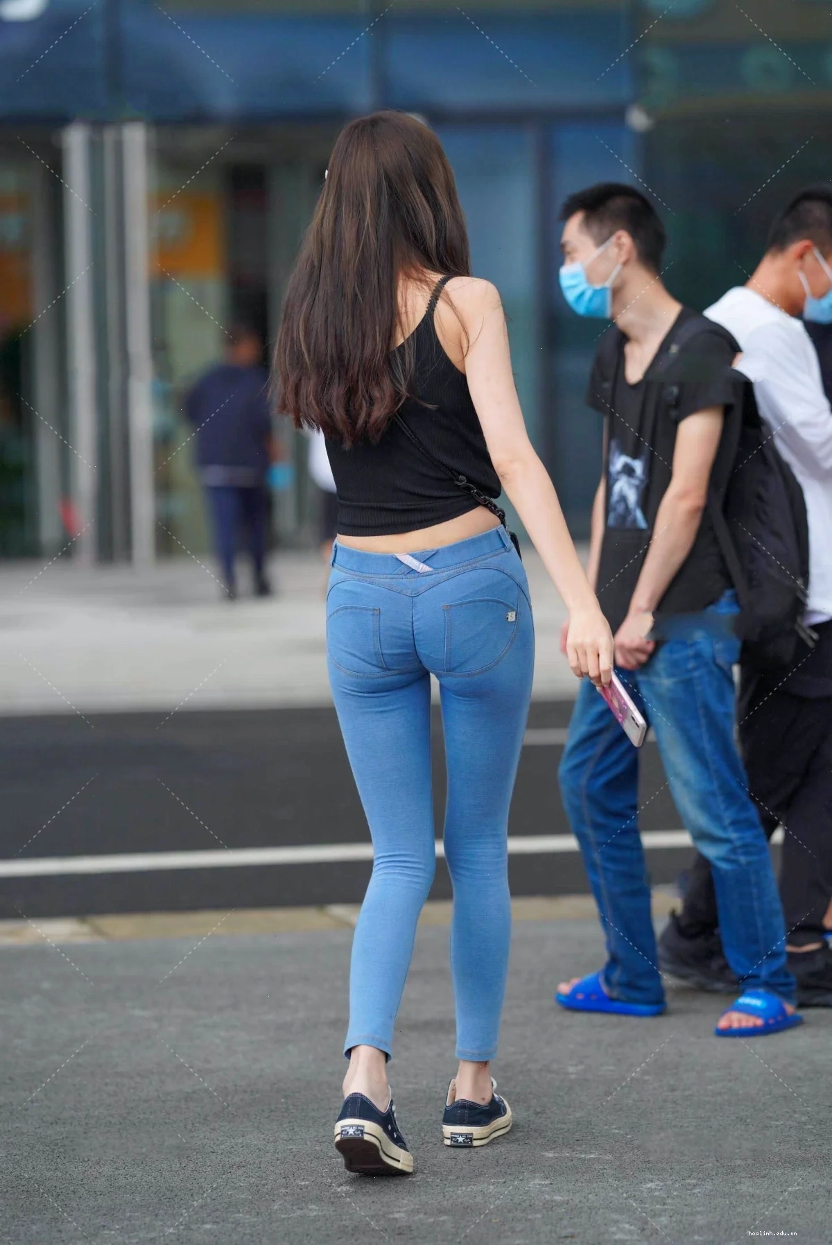 con gái mặc quần bò ngắn tinh tế