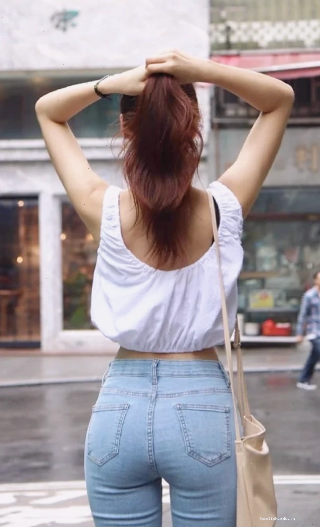 con gái mặc quần bò ngắn tối màu