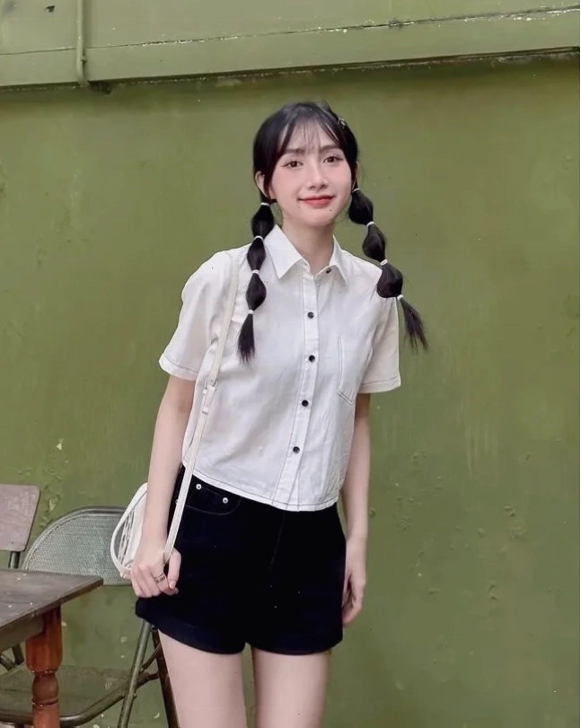 con gái mặc quần bò ngắn trẻ trung