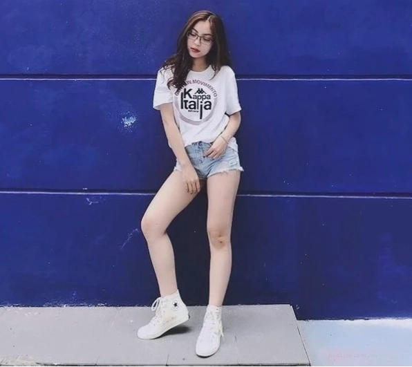 con gái mặc quần bò ngắn tua rua