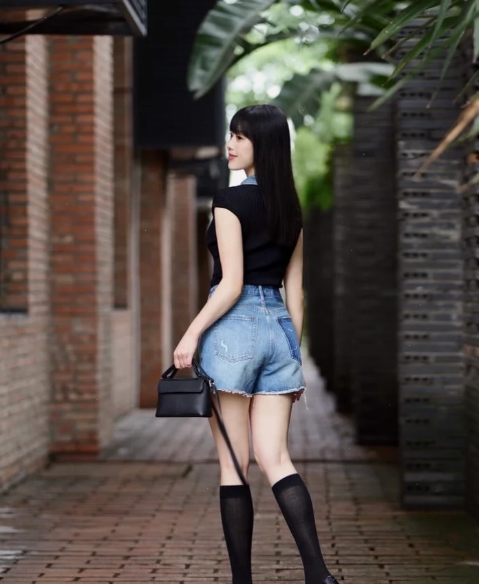 con gái mặc quần bò ngắn tươi tắn