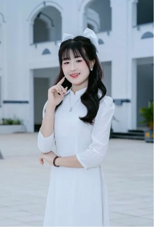 con gái mặc váy trắng body