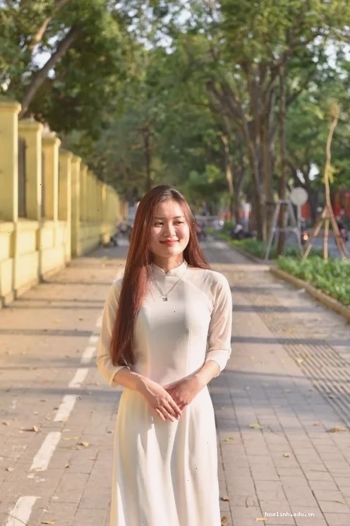 con gái mặc váy trắng cho ngày nắng