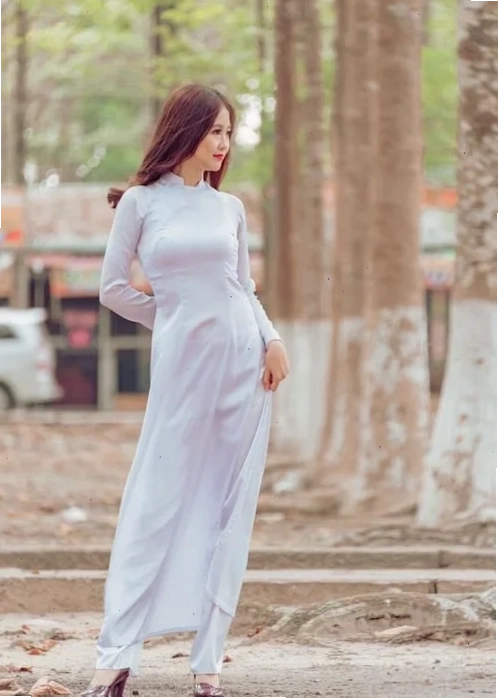 con gái mặc váy trắng cut out