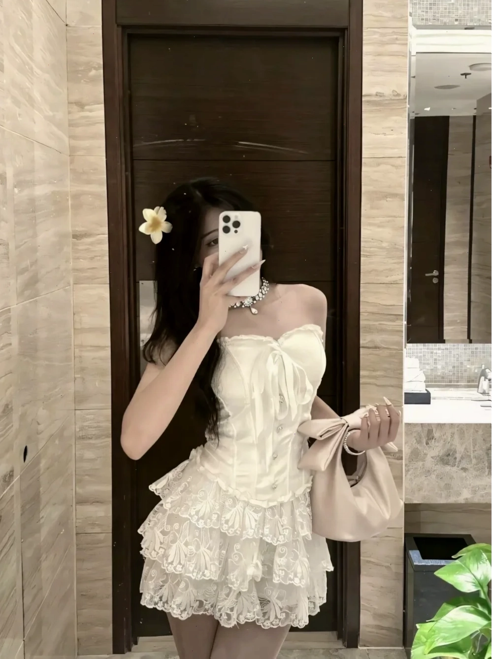con gái mặc váy trắng dáng dài