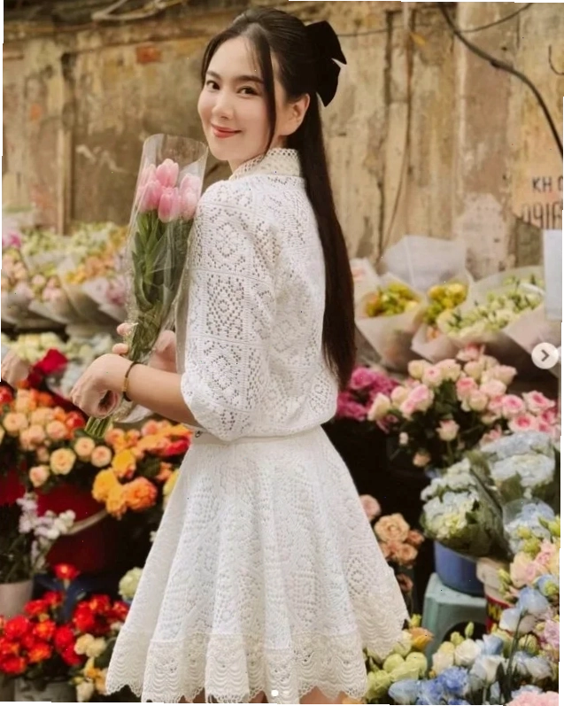 con gái mặc váy trắng hai dây