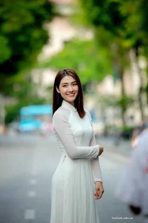 con gái mặc váy trắng hai lớp