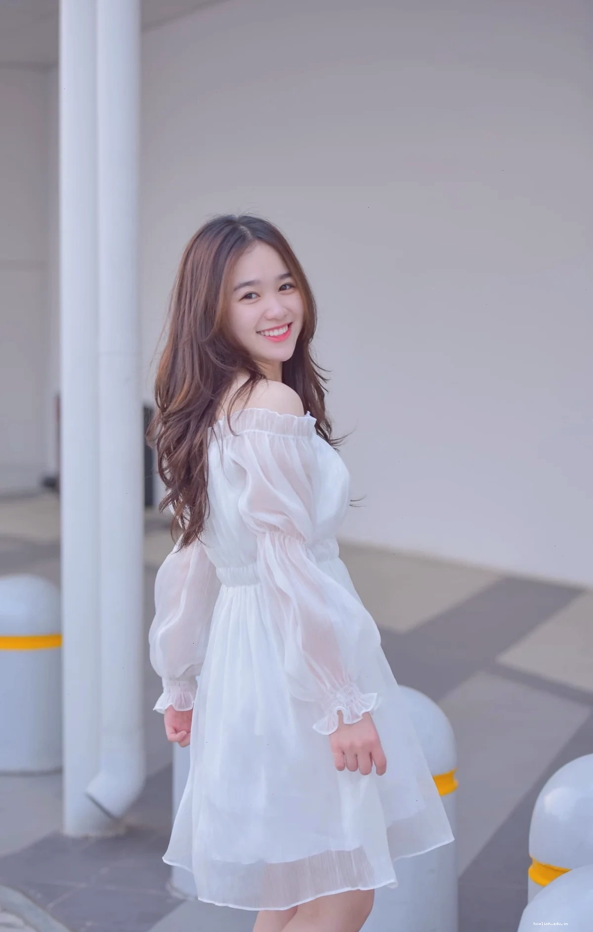 con gái mặc váy trắng họa tiết bướm