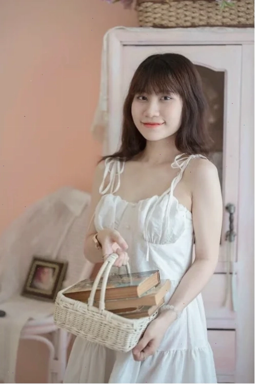 con gái mặc váy trắng kết hợp áo khoác
