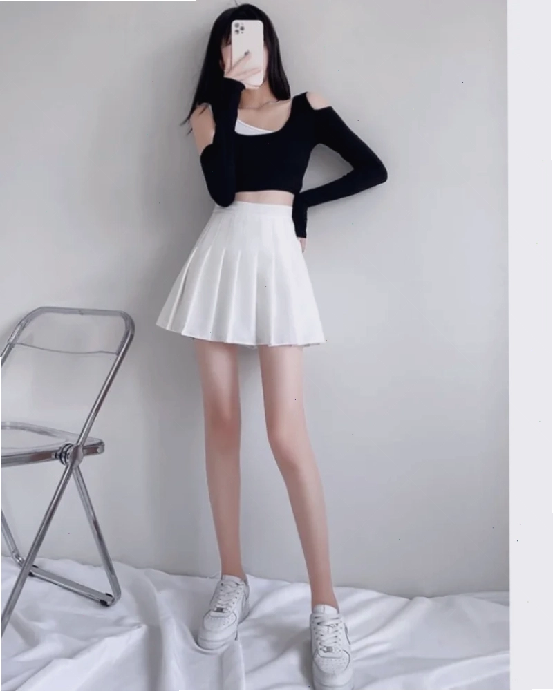 con gái mặc váy trắng ren thêu