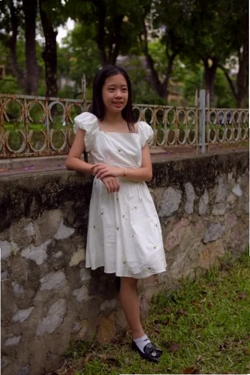con gái mặc váy trắng tinh khôi