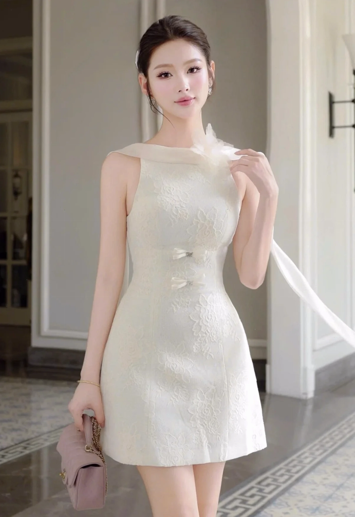 con gái mặc váy trắng tinh tế