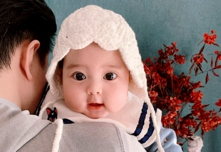 con gái mắt to chụp ảnh chân dung