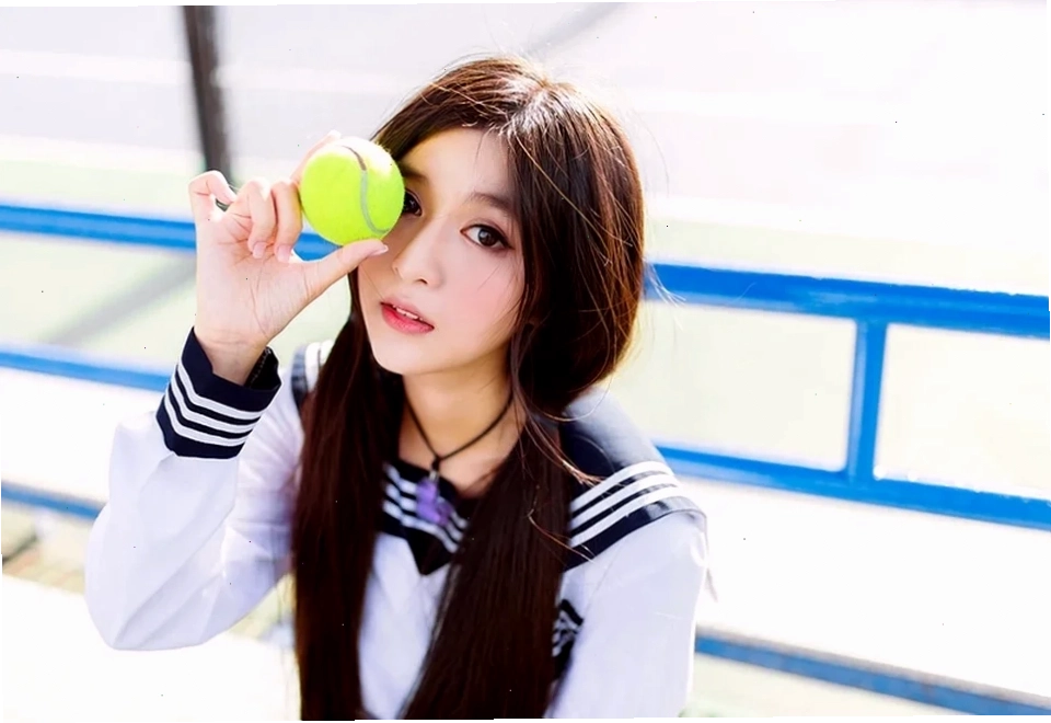 con gái mắt to chụp selfie