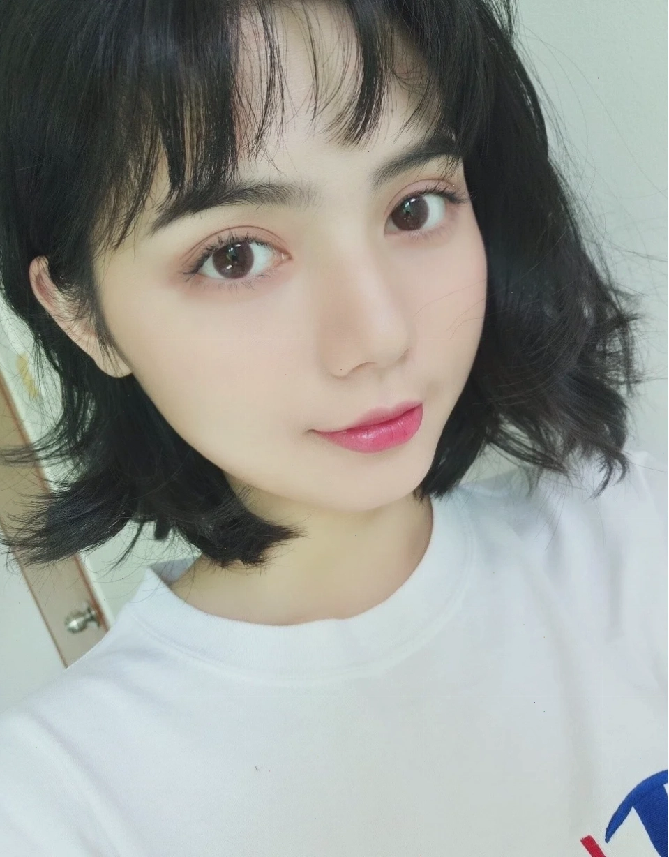 con gái mắt to mắt nhỏ trong đời thường