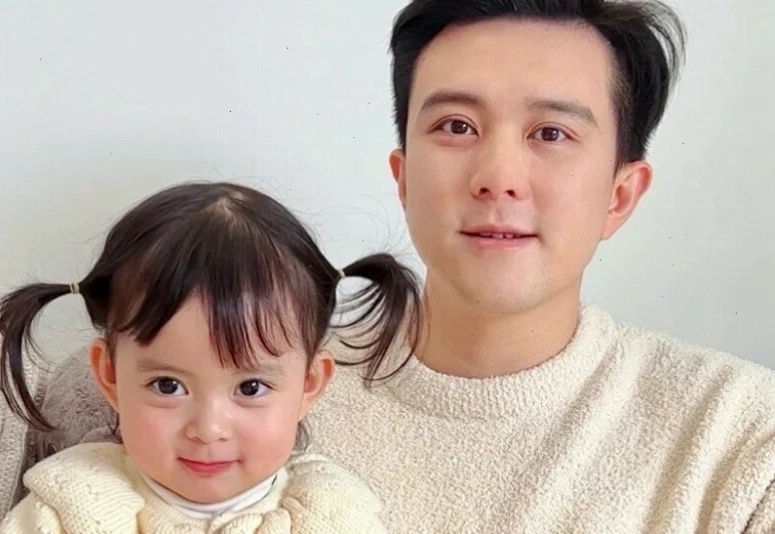 con gái mắt to miệng rộng cười tươi