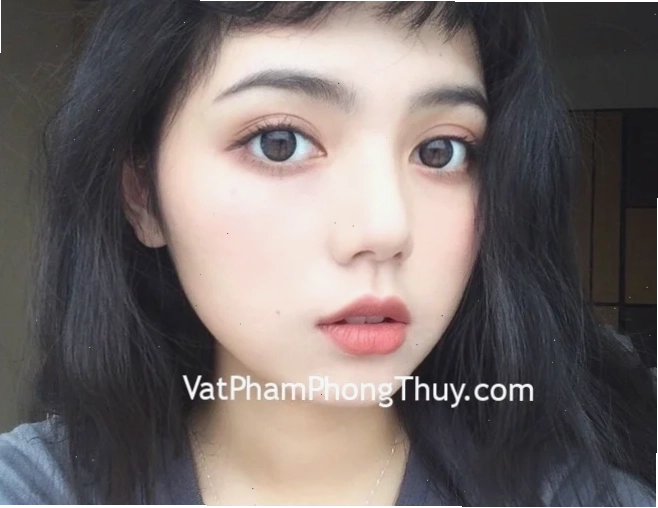 con gái mắt to miệng rộng đang làm việc