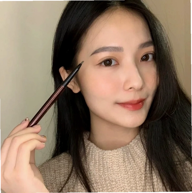 con gái mắt to nhìn xuống
