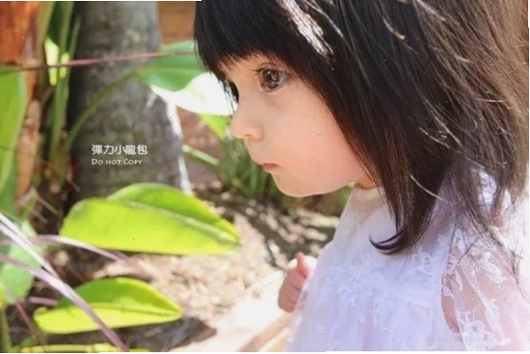 con gái mắt to phong cách tối giản