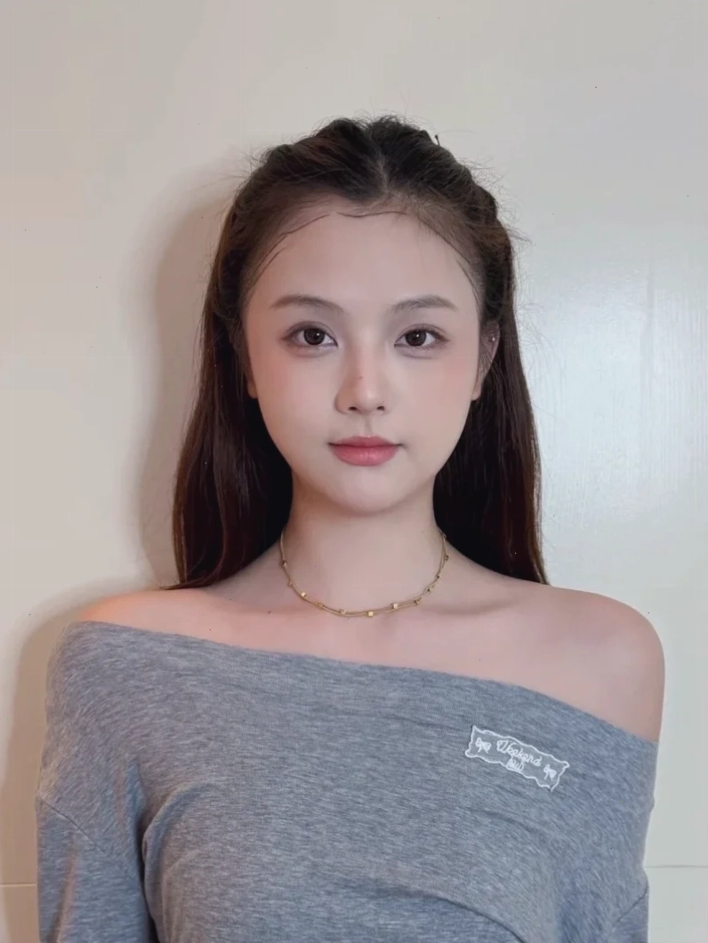 con gái mặt to tròn