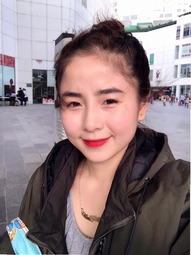 con gái mặt to tròn