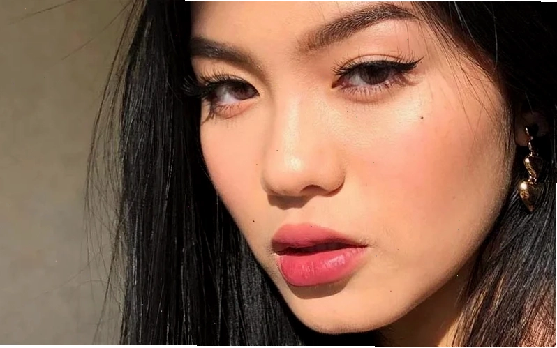 con gái mắt to trong bối cảnh mùa thu