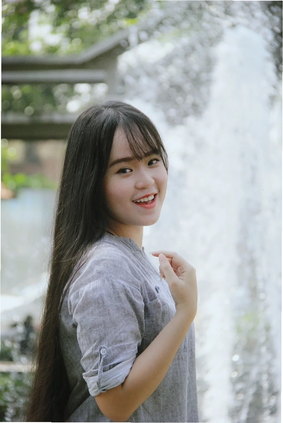 con gái tóc dài tràn đầy sức sống