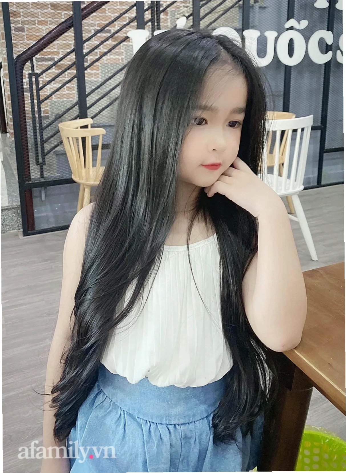 con gái tóc dài uốn xoăn nhẹ