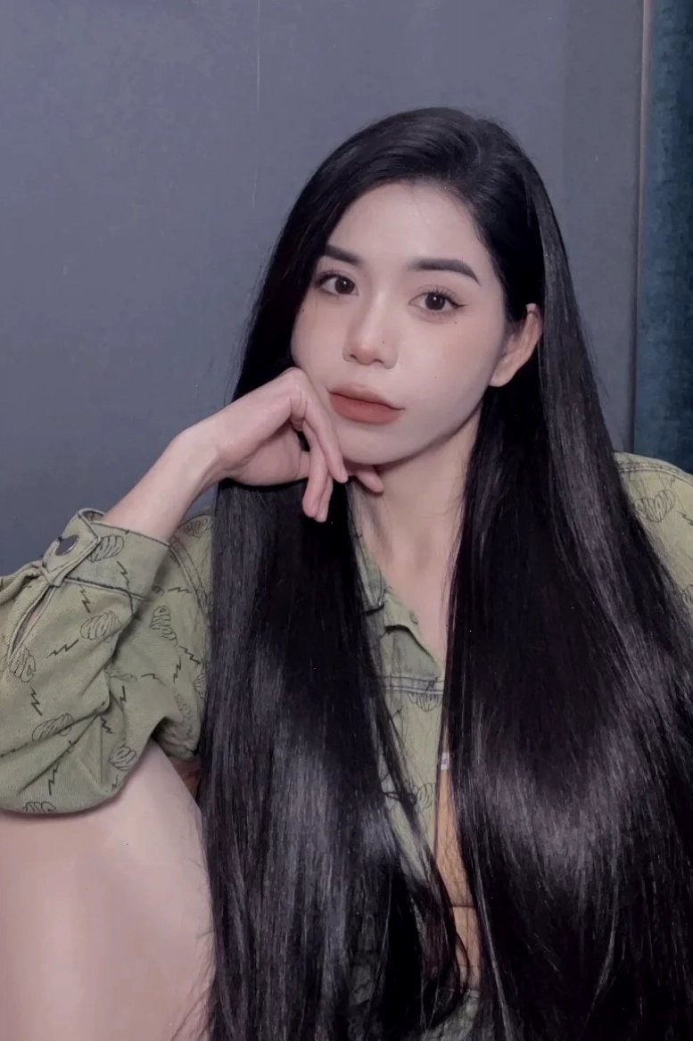 con gái tóc dài với phần tóc mai