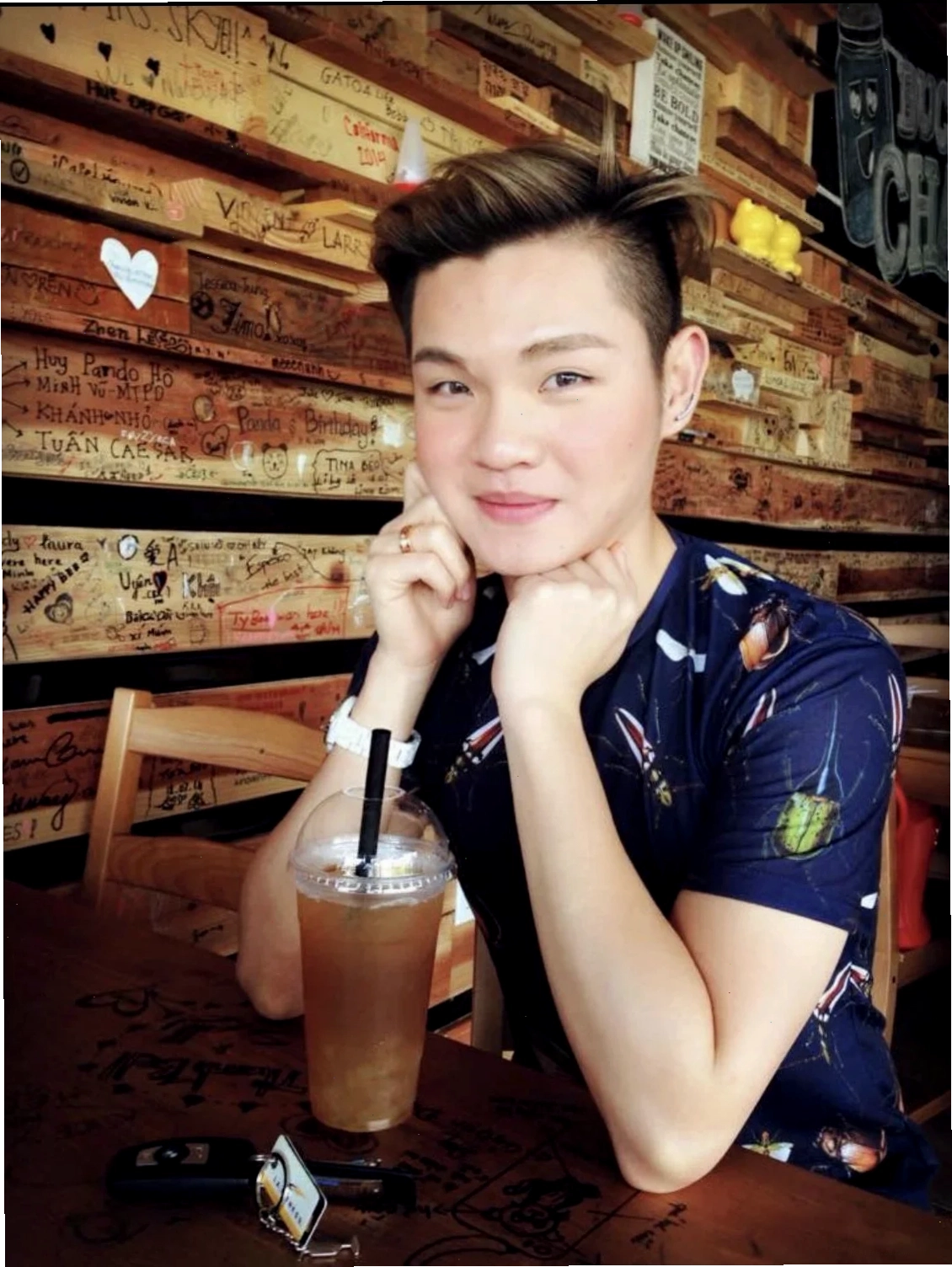con trai thích mặc đồ con gái dang trang diem