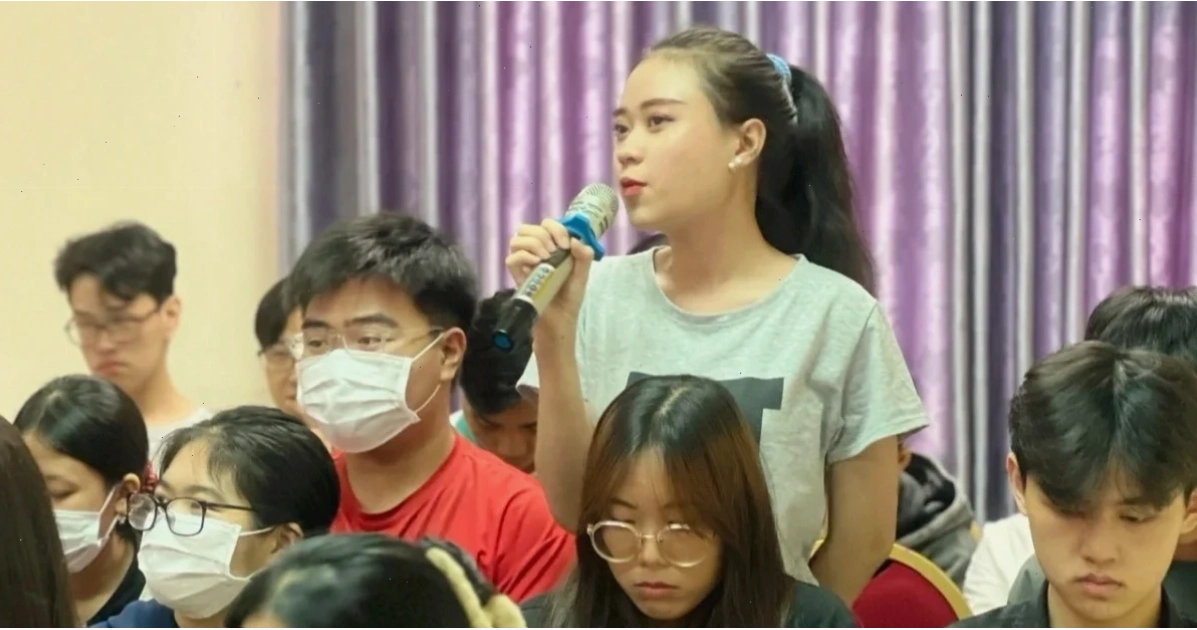 con trai thích mặc đồ con gái tham gia hoi thao