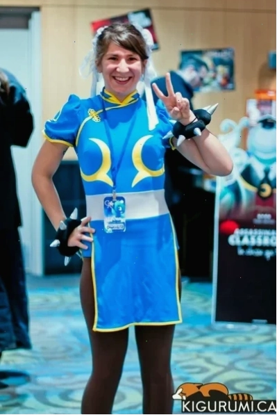 cosplay gái anime áo choàng trắng phong cách Nhật cúi nhẹ dưới tán hoa anh đào