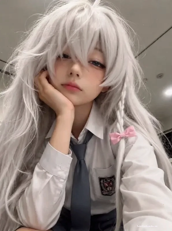 cosplay gái anime đôi tay tạo tim bên mái tóc hồng trang phục nhạt màu phong cách manga