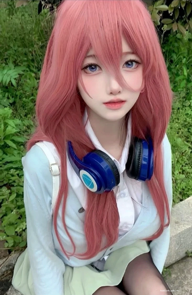 cosplay gái anime mặt đáng yêu dưới mũ tai thỏ nâu tay áp má ngại ngùng