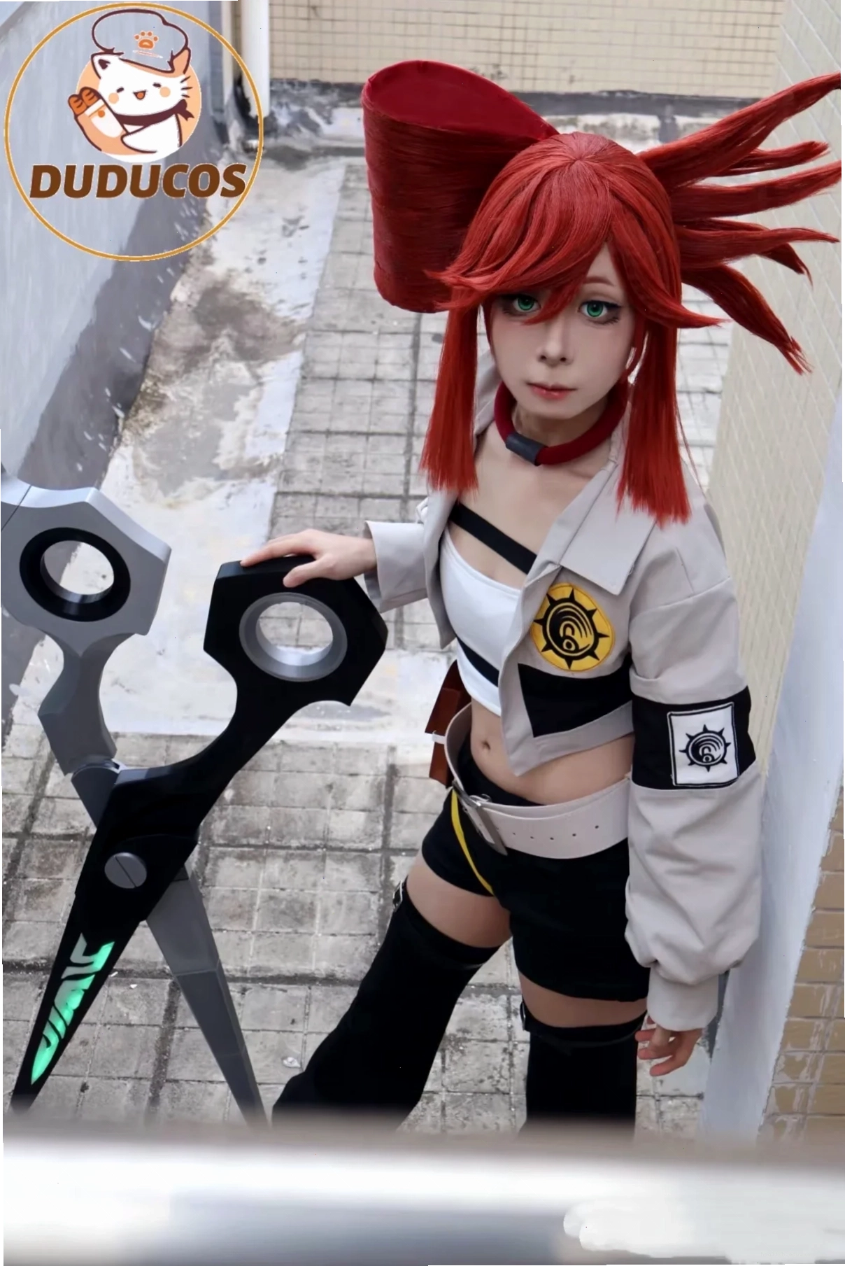 cosplay gái anime phòng game ánh đèn tóc tím ôm kiếm nhựa cười tinh nghịch