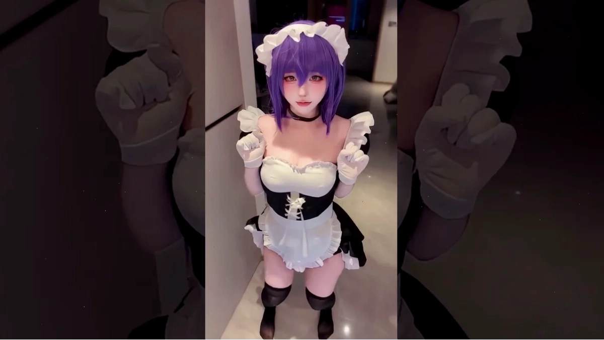cosplay gái anime tóc đen váy xanh bồng bềnh nơ trắng như búp bê