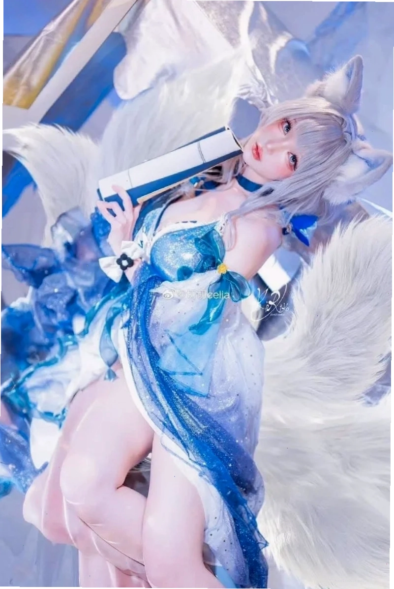 cosplay gái anime tóc hồng tai cáo nổi bật váy trắng hồng mềm mại quyến rũ