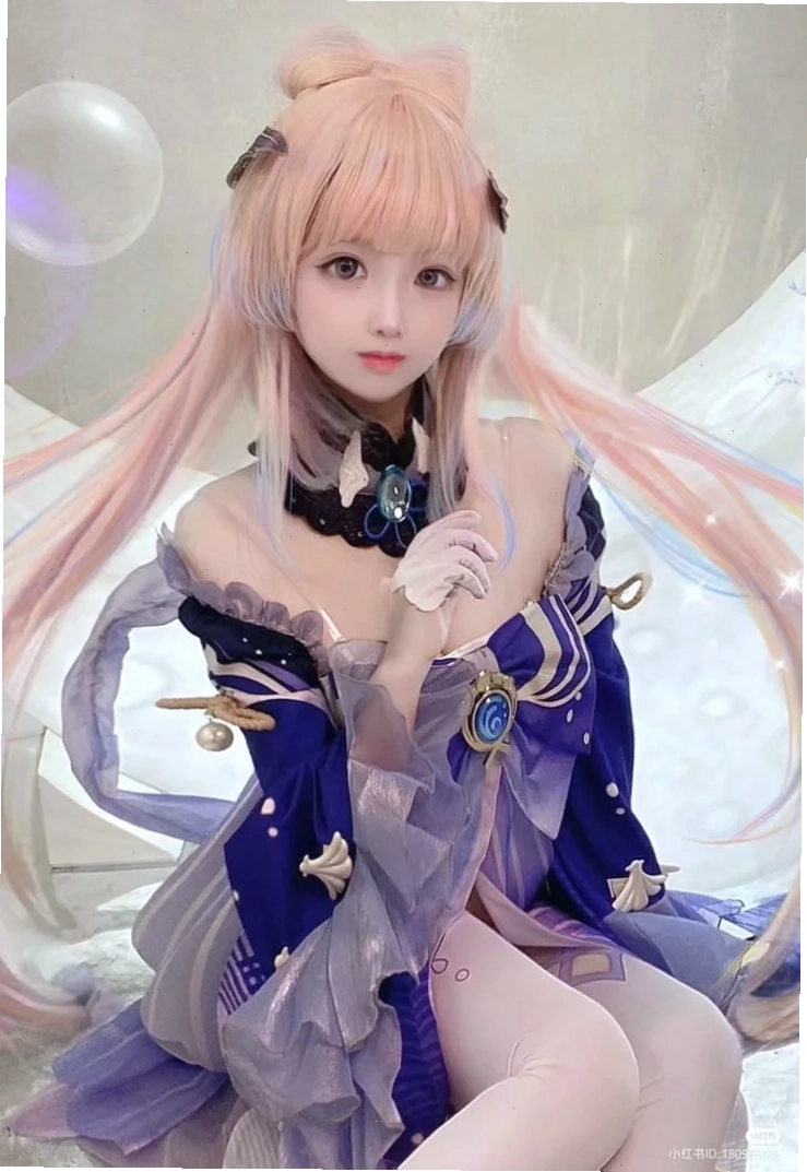 cosplay gái anime tóc vàng bên hồ xanh cầm nước dừa trang phục tươi sáng mùa hè