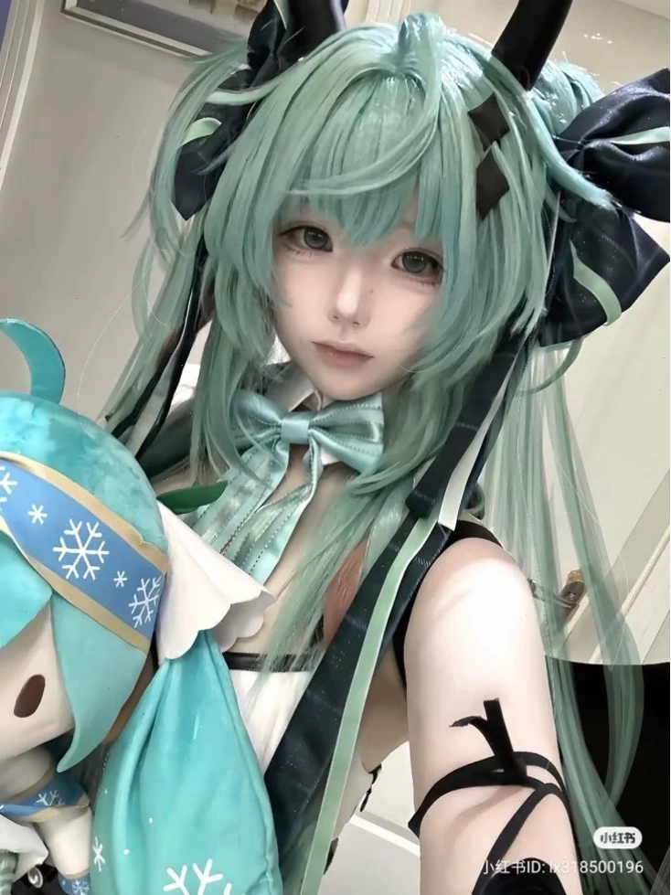 cosplay gái anime tóc vàng hồng mặc đồ hoa tinh xảo ánh nhìn mềm dáng ngồi duyên