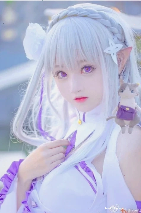 cosplay gái anime tóc xanh hai chùm diện váy trắng xanh nhìn máy ảnh ngọt ngào quyến rũ