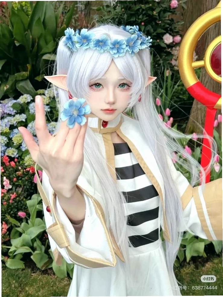 cosplay gái anime tóc xanh nổi bật giữa lớp vải mỏng dáng nằm nhẹ nhàng mơ màng